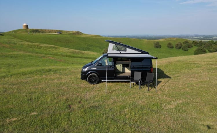 Mitch  – Atemberaubender Umbau eines VW T6 Camper King. 4 Schlafplätze, 5 Sitzplätze und ein Hingucker!