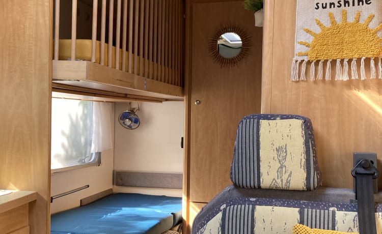 Little Miss Sunshine – Sonniger geräumiger Familiencamper mit Bett (6 Personen)