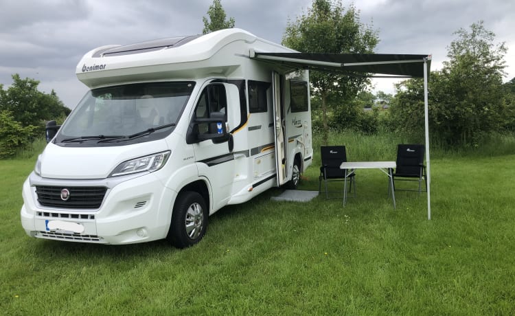 Beni – Conduisez et profitez dans notre camping-car confortable et compact.