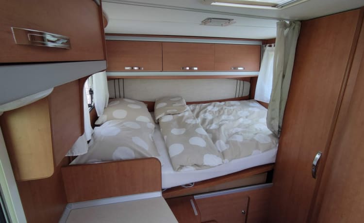 Benimar Tessoro 400, 4 persons, 2012, semi-integrated