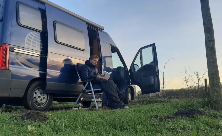 Camping-car d'usine compact mais spacieux avec siège rond confortable et pneus d'hiver