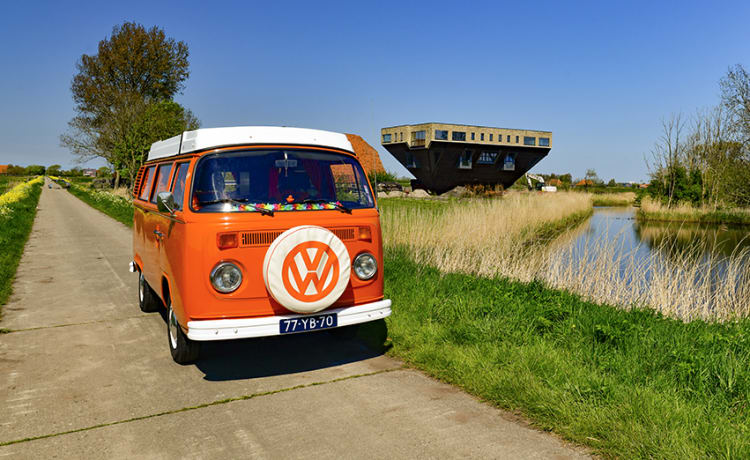 James – Klassischer Volkswagen T2b Camper von 1975