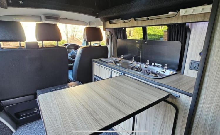 Echo – 4-persoons 2020 T6 VW Camper met hoge specificaties inc. WiFi, tv, toilet, gratis verzekering