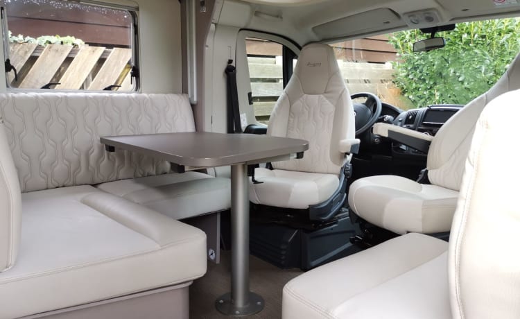 Lits simples et lit escamotable de camping-car Burstner de luxe semi-intégrés