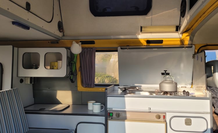 CHICO – cozy, neat, canary yellow oldtimer VW T3 for rent!