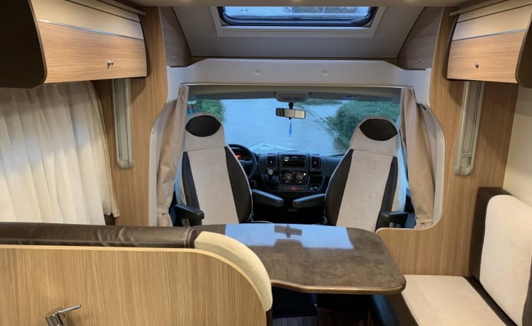 Fijne 4P camper van alle gemakken voorzien