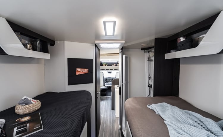 Daisy  – Camper di lusso a 4 posti letto, letto king size, letto a castello doppio