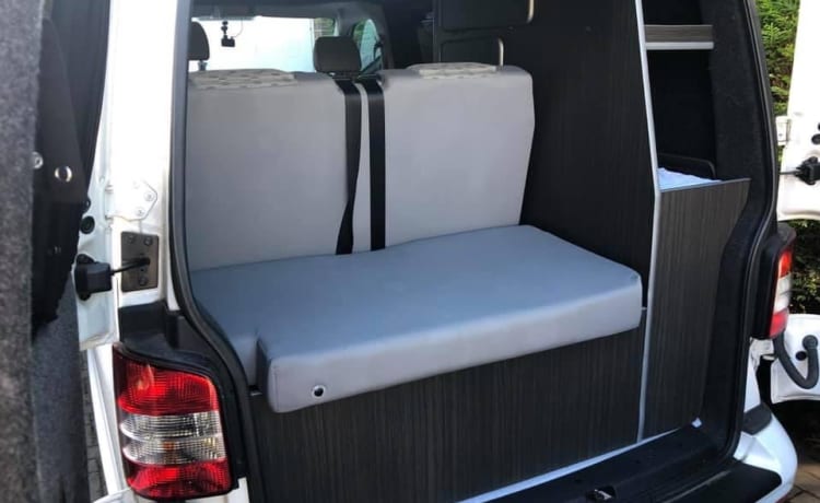 Flo! – Flo ist unser lustiger und bequemer Volkswagen Transporter 5.1 Campervan mit 4 Schlafplätzen 