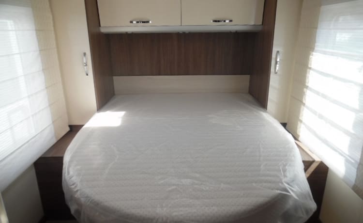 La vie est belle – Burstner Ixeo Time IT700 moderno con letto matrimoniale, anno 2015.