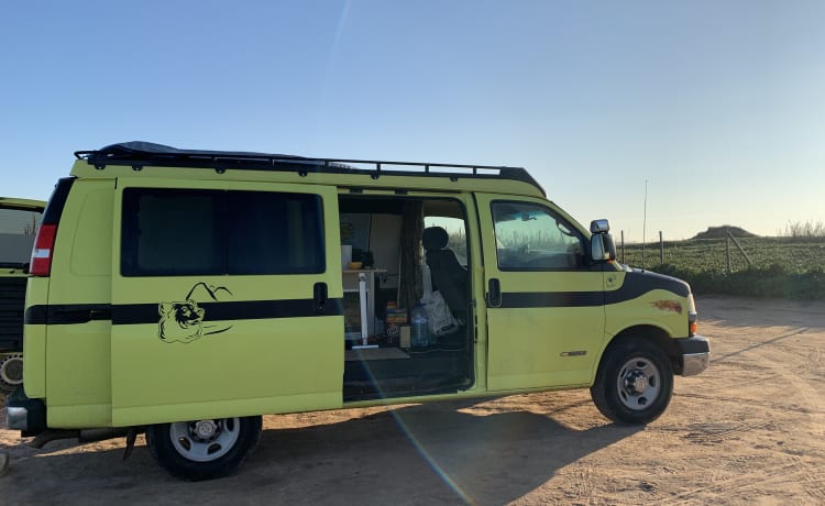 Crazy Yellow Chevy Van om helemaal "Off Grid" te gaan