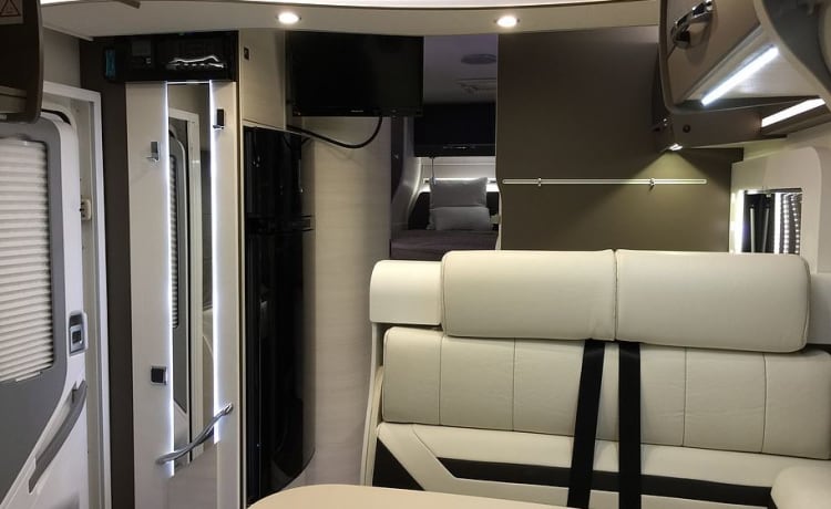 Beau camping-car Chausson à louer, construit en 2016