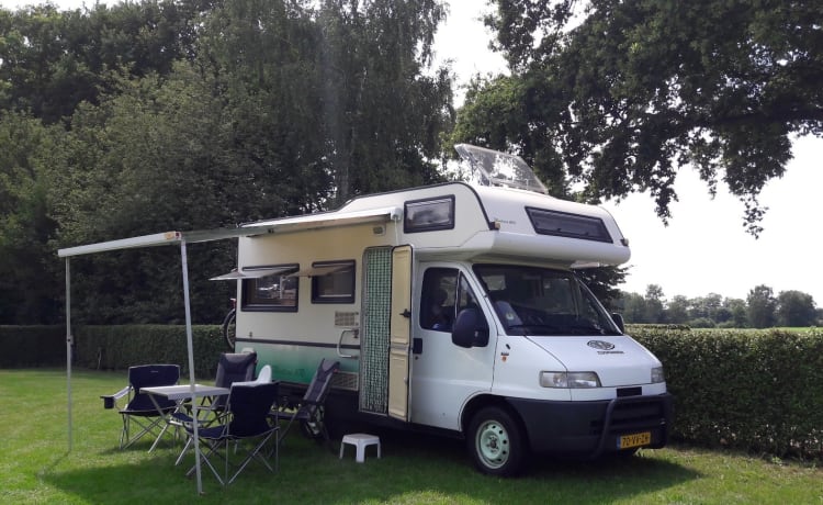 "Sminty Minty" – Fijne Fiat Ducato (gezins)camper: compact en toch 6 bedden