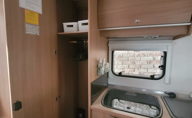 Comfortable and luxurious camper (4 persons)