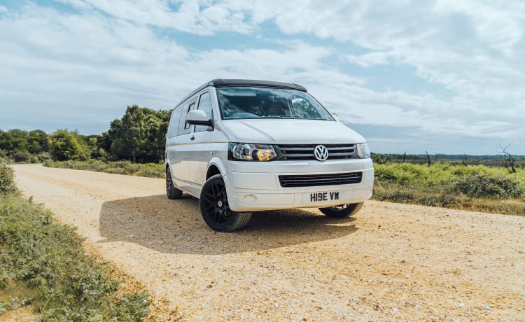 Connie – VW 4-persoons Camper (gloednieuwe ombouw)