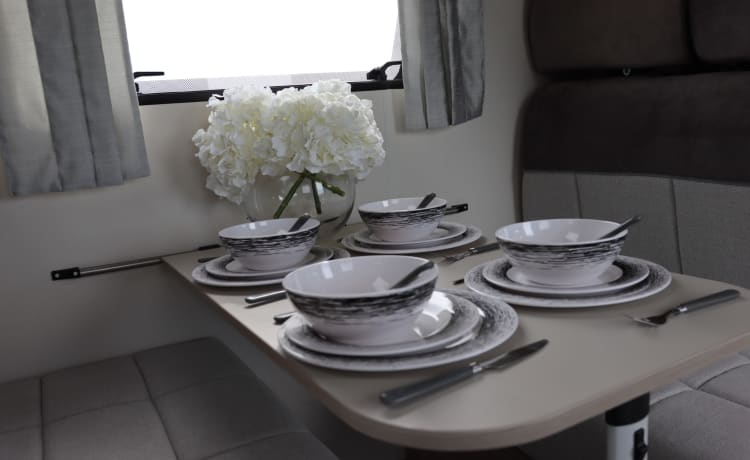 Saltburn motorhome hire  – 6-persoons Fiat bus uit 2021