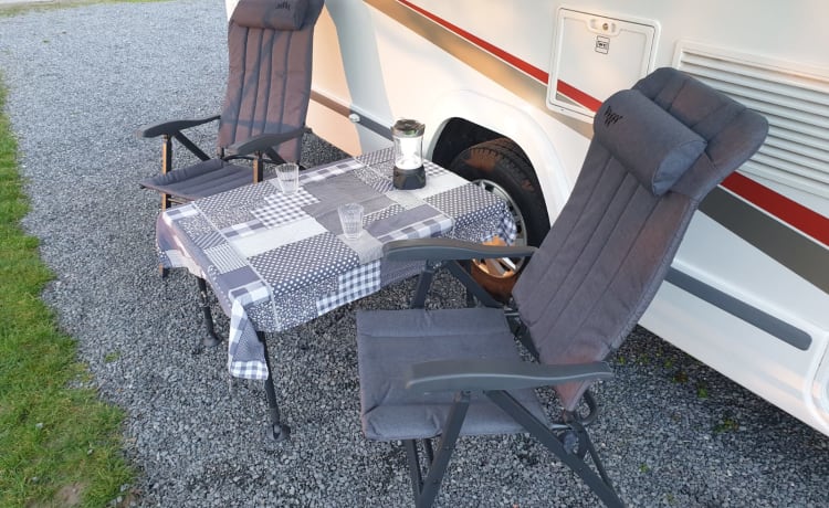 Very luxurious, spacious and comfortable camper with Queen size bed, super complete!