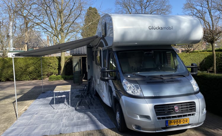 De Glucksmobil! – 6 person family camper Alcove