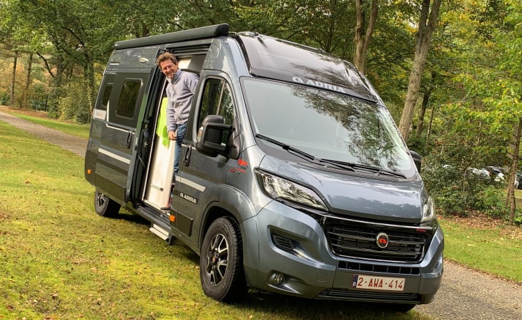 Adria Twin Supreme – Comodo autobus camper con cambio automatico + vignetta svizzera