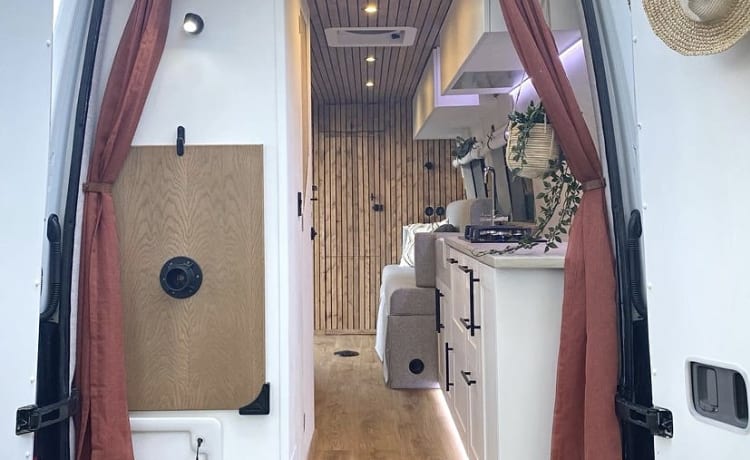 Harlow – Een nieuwe luxe off-grid camper, huiselijk en modern