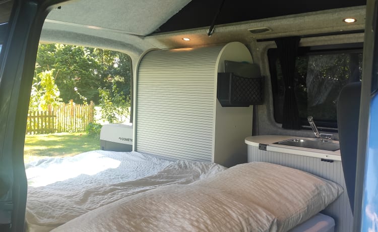 Tough Volkswagen T5 bus camper for 2-4 people