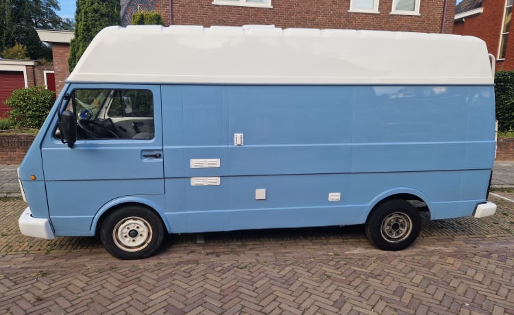 Nice Volkswagen bus camper, ready for adventure!