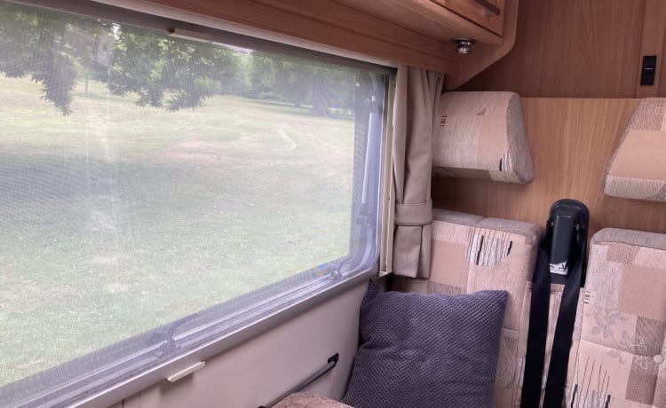 Elvis  – 2012 Elddis Majestic 100 met 4 slaapplaatsen