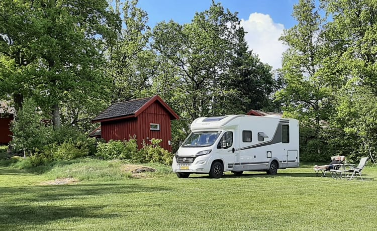 Goditi il comfort e la libertà con questo nuovo camper semi-integrato