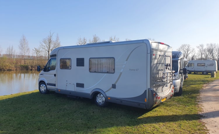 Duo Traveller – Spacious camper for 2 people with 2 separate beds