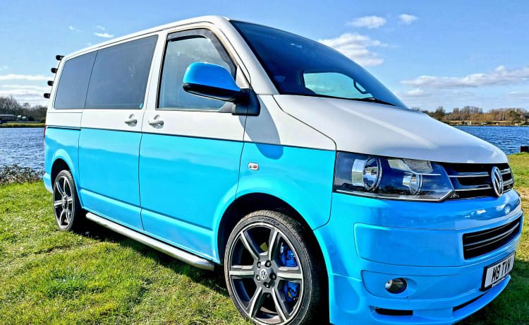 VW Caravelle 7 Sitzer Auto - Mit Markise, Schlafzimmer, Luftmatratzen und Herd.