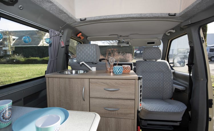 Desert - Multivan VW T4 confortable et robuste avec toit relevable