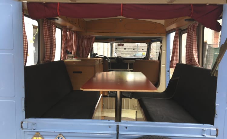 Sentiti bene in viaggio nella Citroen HY retrò - massimo relax con carattere