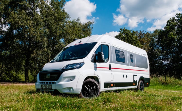 YOUR MOMENTS Vanlife  – Ontsnap naar de natuur met onze luxe camperbus 