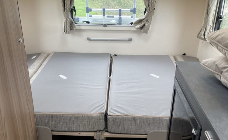 Fantastic 6 Berth Swift Edge 486 Motorhome