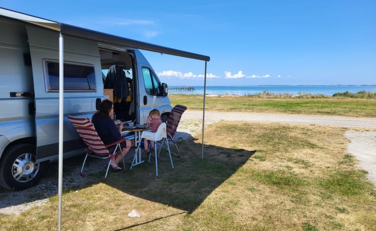 Blue Bird – Camping-car EuraMobil pour quatre personnes