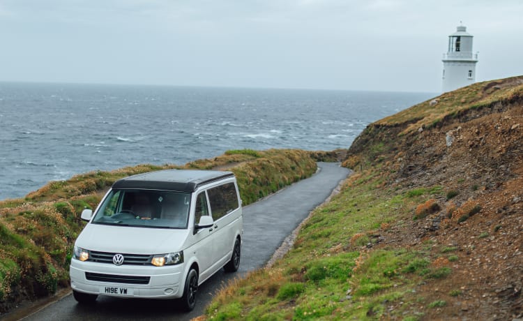 Connie – VW 4-persoons Camper (gloednieuwe ombouw)