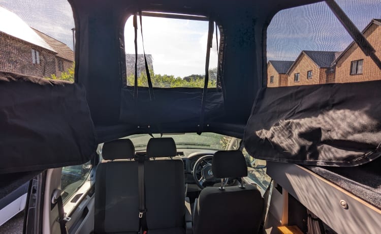 Black Beauty – 4 berth 4WD Automatic VW Transporter