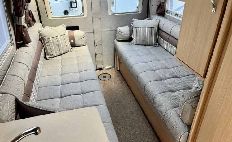 Roxie – Schitterende 2 persoons Peugeot Warwick Duo camper met alle luxe