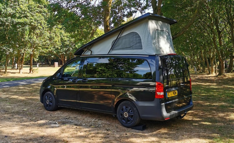 Mercedes Campervan mit Aufstelldach mit großer Küche + Toilette