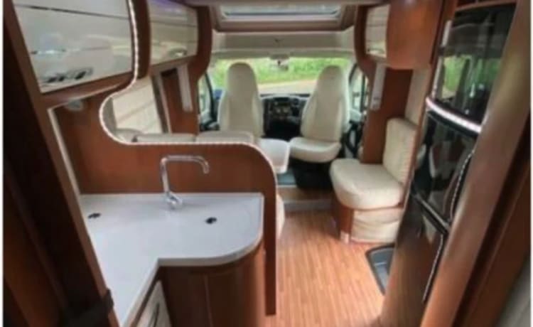 Beautiful camper with the most ideal layout, park your car inside for free