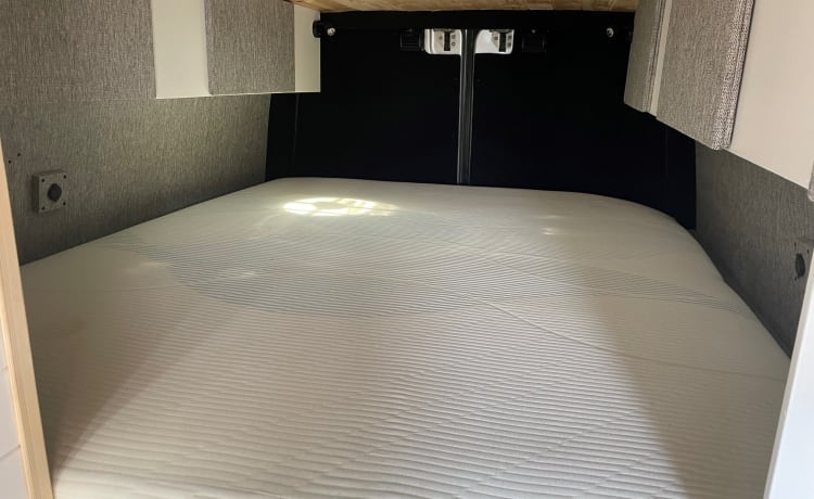 Finley – 'Finley' Luxurious VW Crafter Expedition Campervan Pop-up Roof Sleeps 4