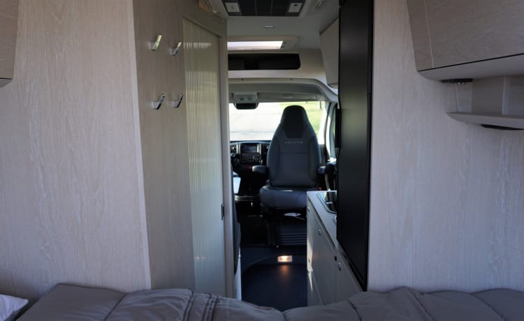 Zomer avontuur met deze all black edition Tourne Mobil camper.