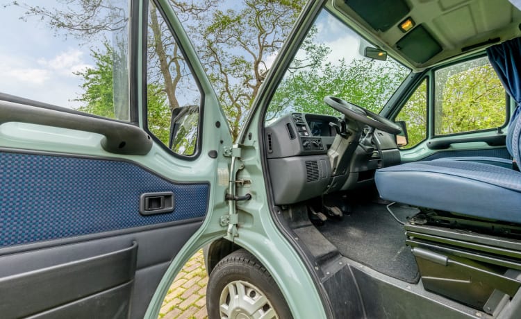 Joli bus camping-car entièrement équipé avec panneaux solaires