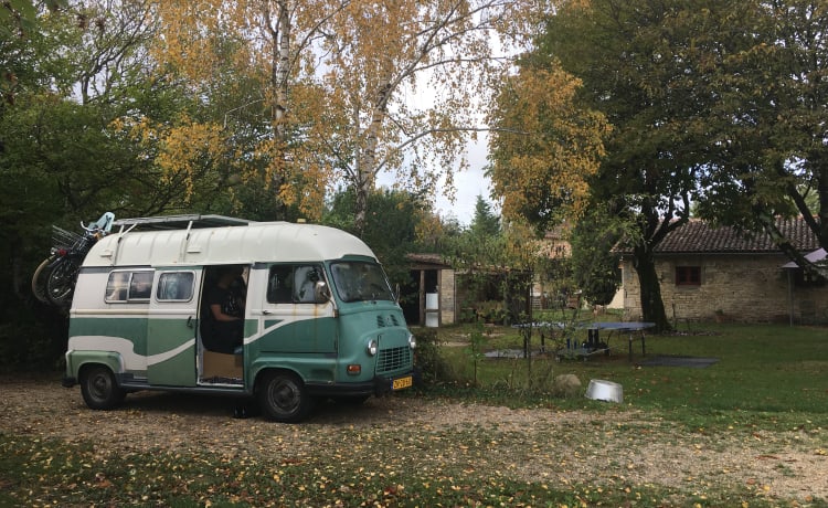 Madame Estafette – Enjoy the slow life with our old-timer Madame Estafette