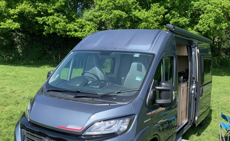 Modell 2023 mit 2-4 Schlafplätzen, täuschend geräumiger Campervan