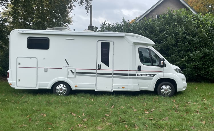 Te huur Adria Coral half integraal camper met enkele bedden