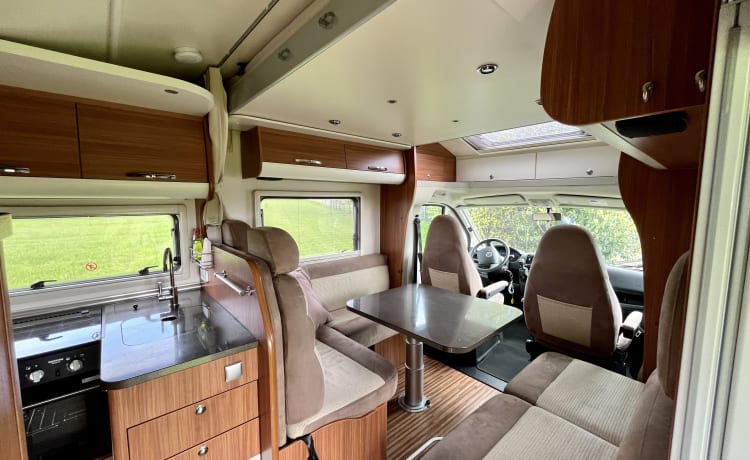 Adria Matrix 680 SP Halbintegralcamper für 5 Personen