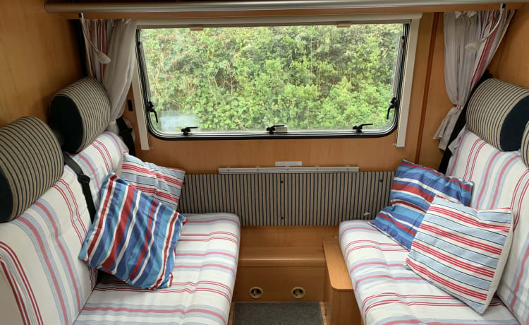 Wonderful Hymer, off-grid capable, fully kitted-out, Double and 2 fixed bun