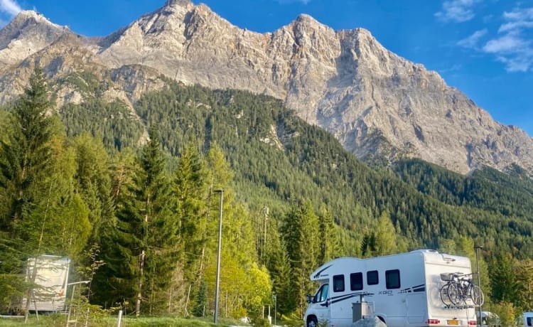 Camping-car de luxe avec climatisation et coin nuit séparé