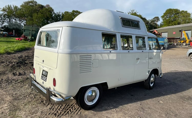 Snowy – 2 berth Volkswagen campervan from 1957