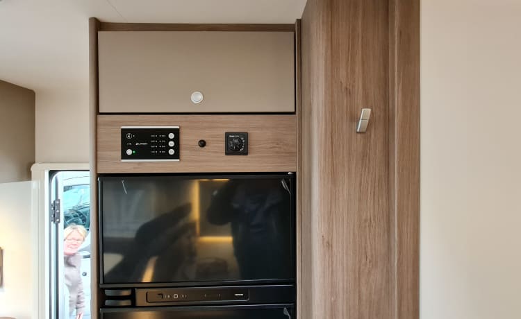 Carado i447 pro 4 persoons camper met automaat spiksplinternieuw 